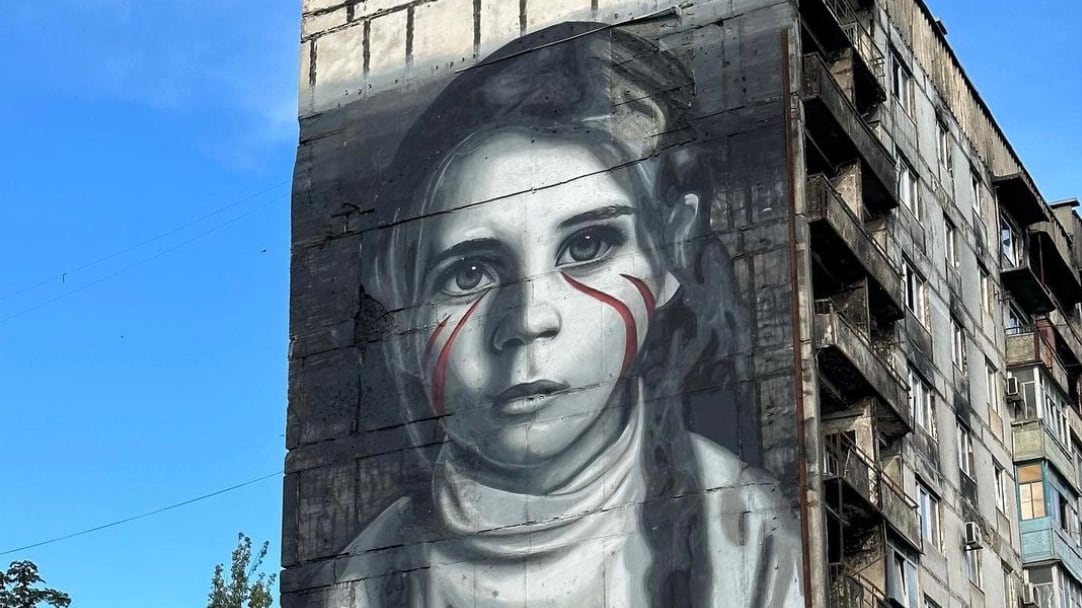 Jorit, il graffitaro finanziato dalla Campania che dipinge murales per gli occupanti russi