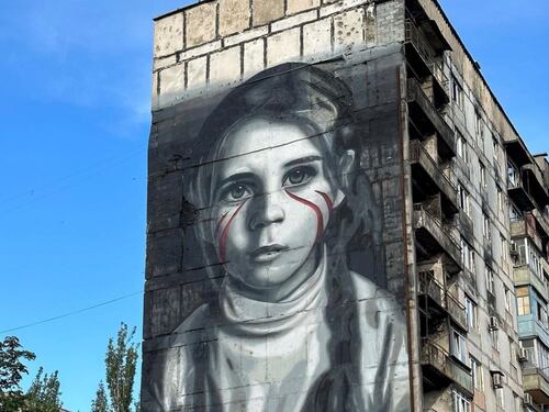 Jorit, il graffitaro finanziato dalla Campania che dipinge murales per gli occupanti russi