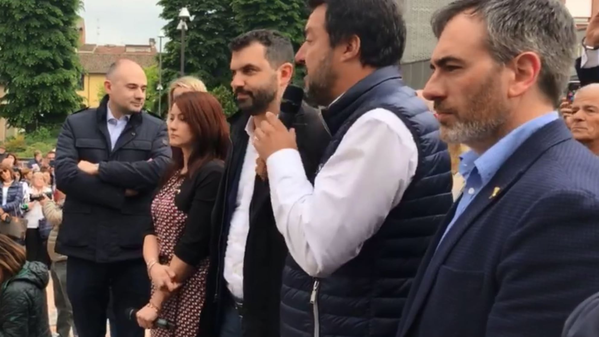 Spray a comizio di Salvini "Qualcuno ha spruzzato? A sinistra più cretini sono..."