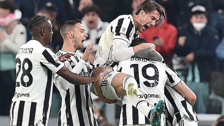 Fa rasare i figli per disegnare lo stemma della Juve: padre indagato