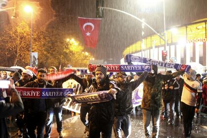 Istanbul, migliaia di tifosi in marcia contro il terrorismo 8