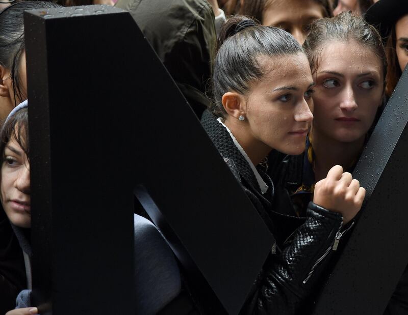 Cara Delevingne e Kate Moss a Milano, folla in delirio 9
