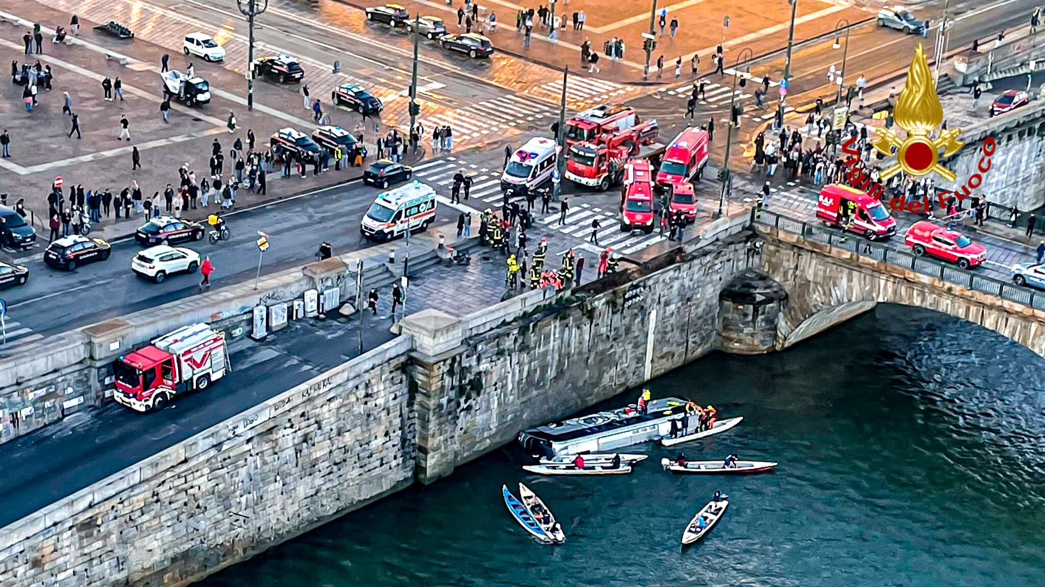 Torino, bus turistico precipita nel fiume Po: morto l'autista