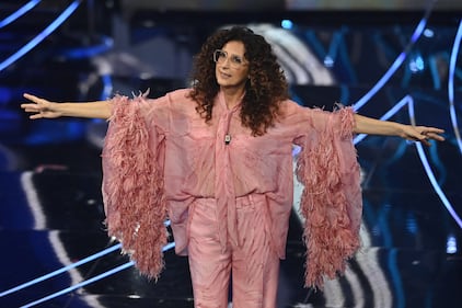 Sanremo 2024: ecco il look della terza serata del Festival di conduttore, co-conduttrice e ospiti 10