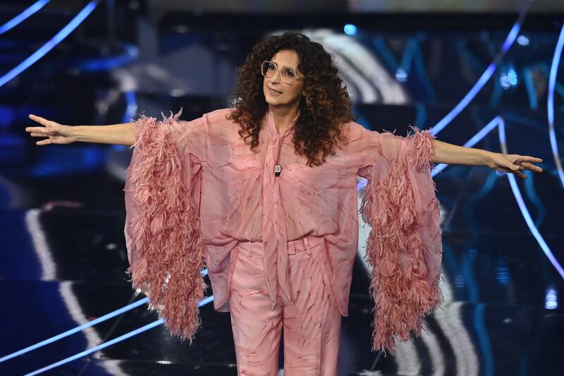 Sanremo 2024: ecco il look della terza serata del Festival di conduttore, co-conduttrice e ospiti 10
