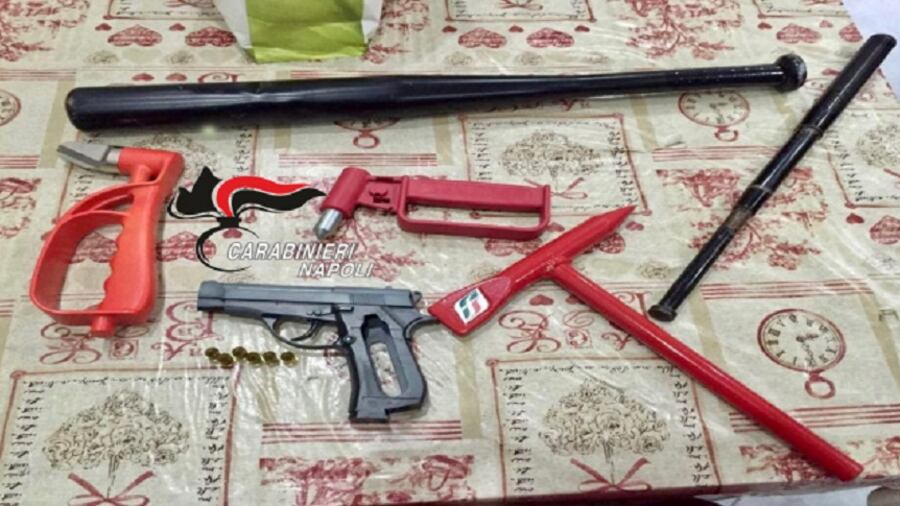 Casoria, scoperte armi e sfollagente: 232 identificati