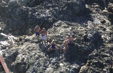 Dispersi su un'isola deserta, si salvano con un SOS sulla sabbia 2