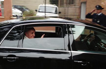 Papa Francesco arriva in carcere