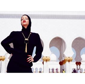 Rhianna posa col velo, scatti da Abu Dhabi 3