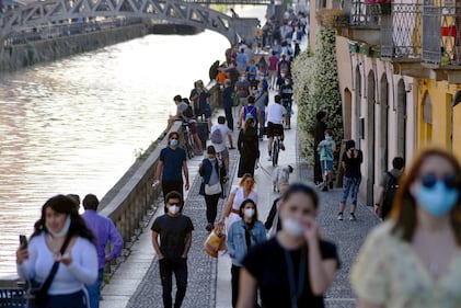 "Torna nelle fogne", "Saccente": esplode la rissa social tra i virologi 