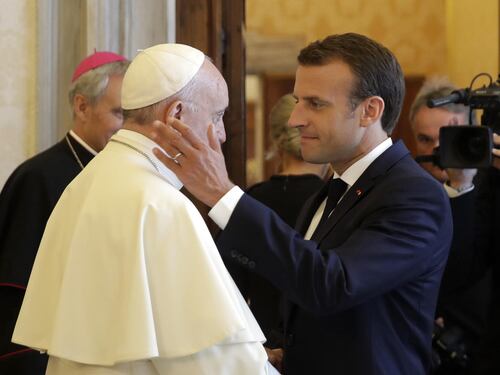 Macron si precipita a Marsiglia dal Papa per sanare le continue maleducazioni