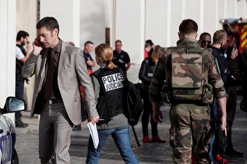 Parigi, auto travolge gruppo militari 15