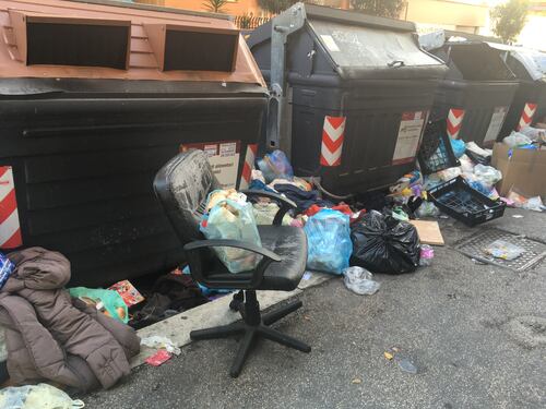 "Rovistare nella spazzatura non è reato": lo dicono i giudici