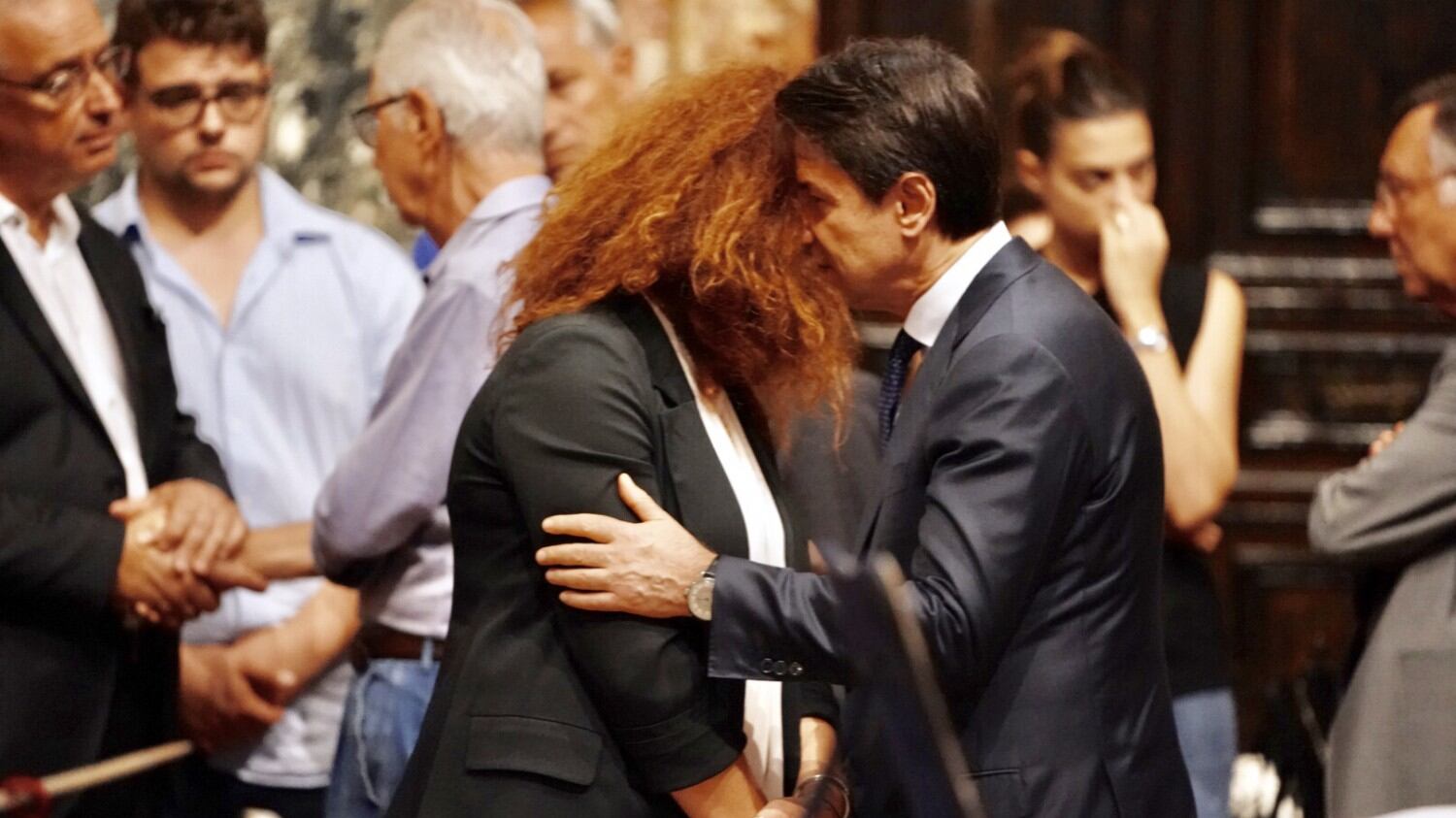 L'ultimo addio della gente comune e del premier