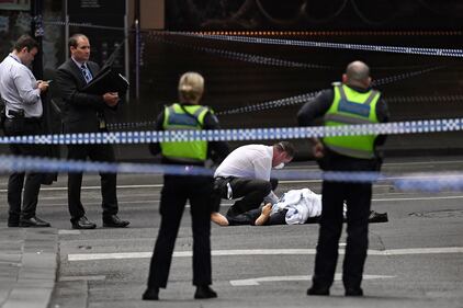 Terrore a Melbourne: fa esplodere l'auto e accoltella i passanti 1