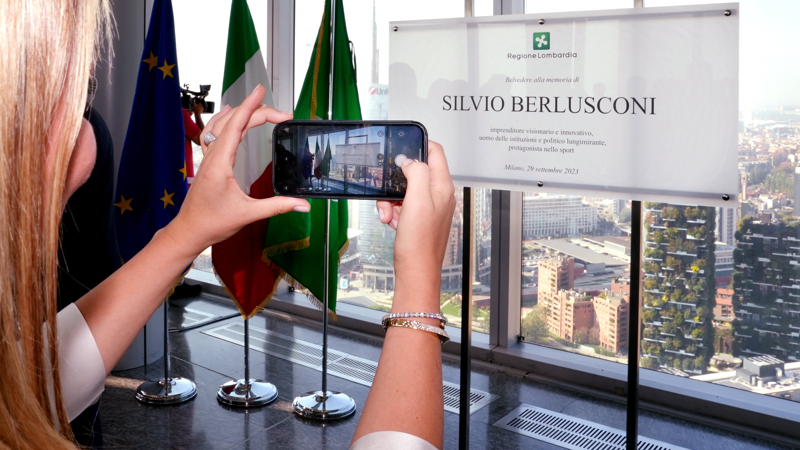 "Non in nostro nome". Pd contro la dedica a Berlusconi a Palazzo Lombardia