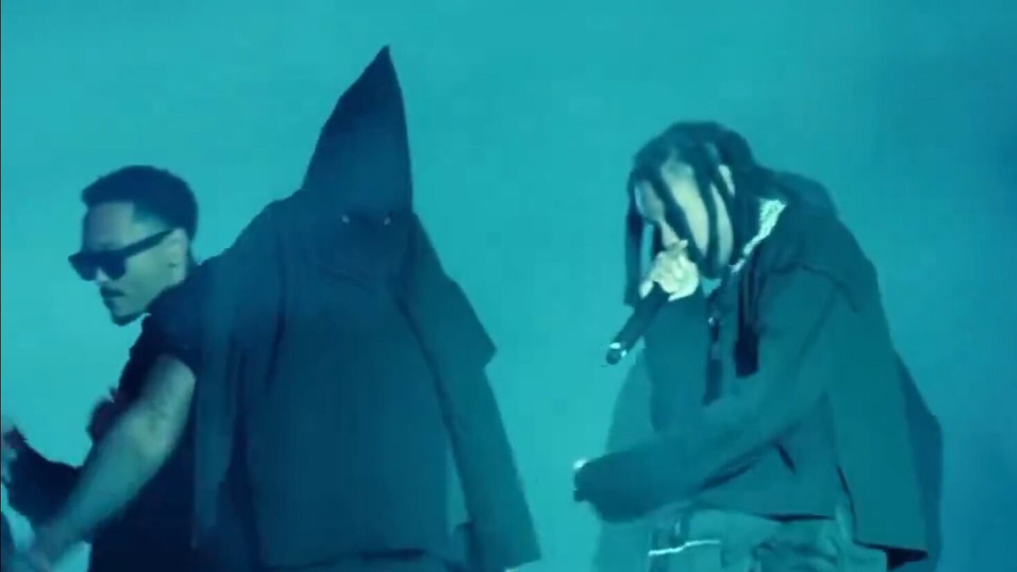 Kanye West, choc al concerto. Il cappuccio del KKK e la terribile battuta sull'antisemitismo