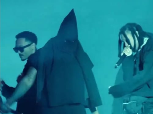 Kanye West, choc al concerto. Il cappuccio del KKK e la terribile battuta sull'antisemitismo