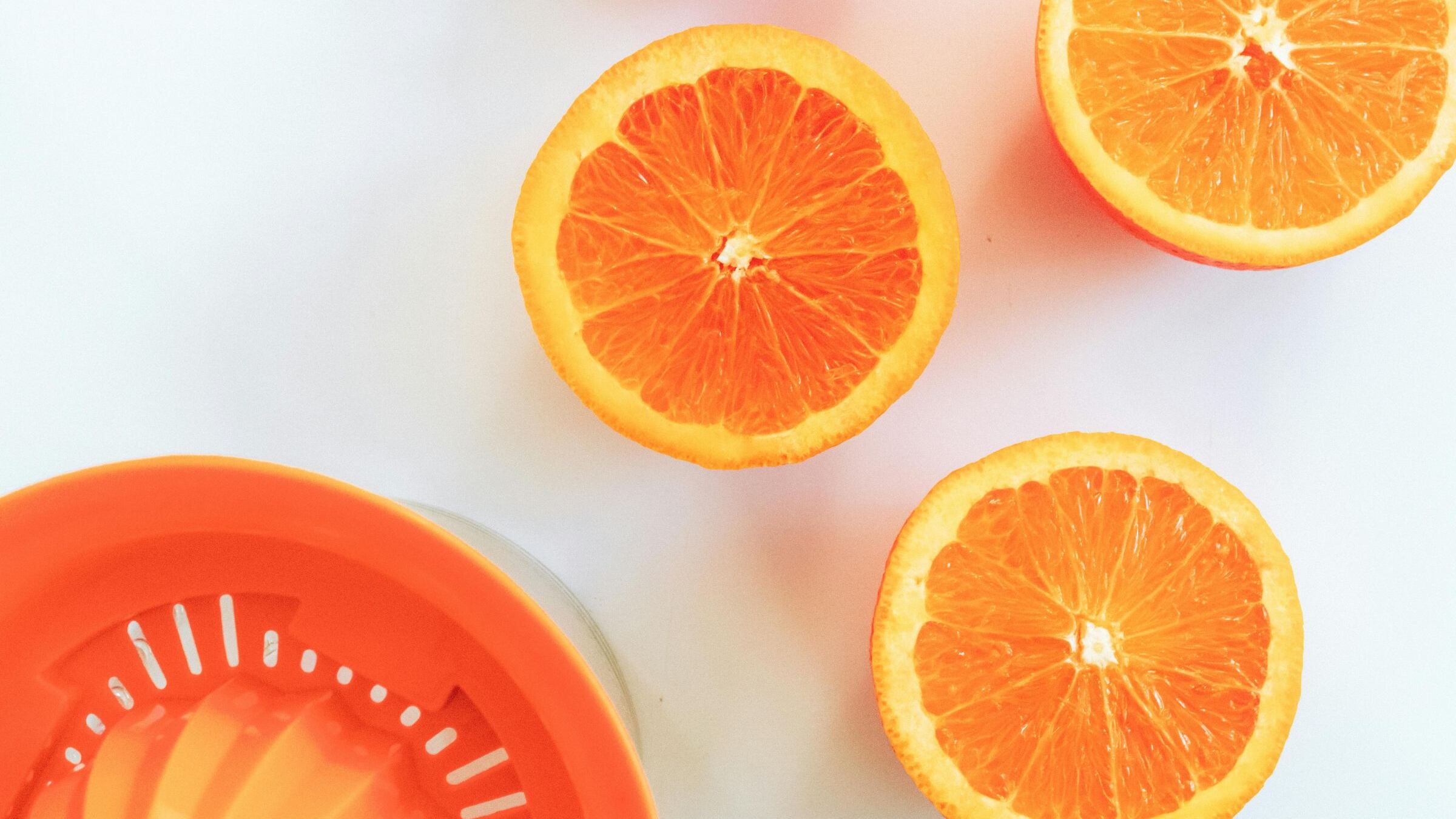 Assumere più vitamina C cambia la pelle: facilita la produzione di collagene e la rigenera
