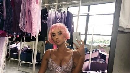L'ex di Justin Bieber nuda sui social