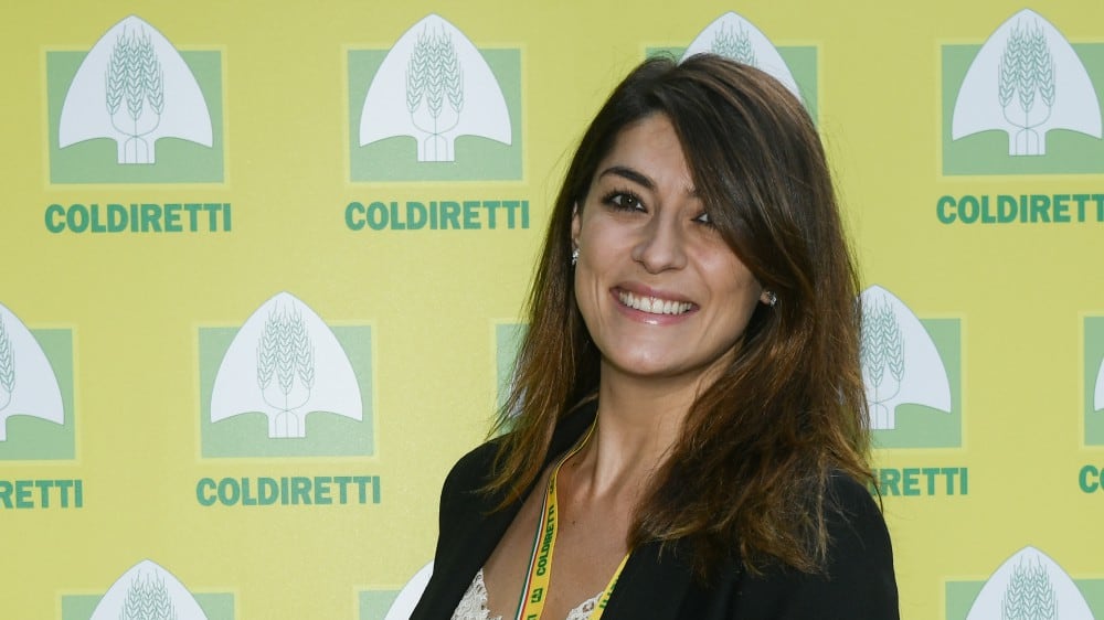 Claudio Lippi, gaffe a La Prova del Cuoco: regala all'Isoardi caramelle contro l'alito cattivo