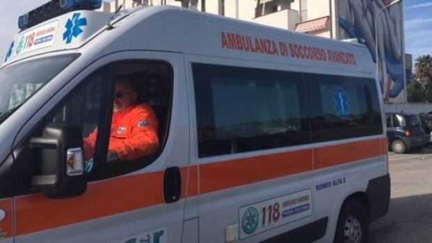 Tenta di far da paciere nella rissa, accoltellato