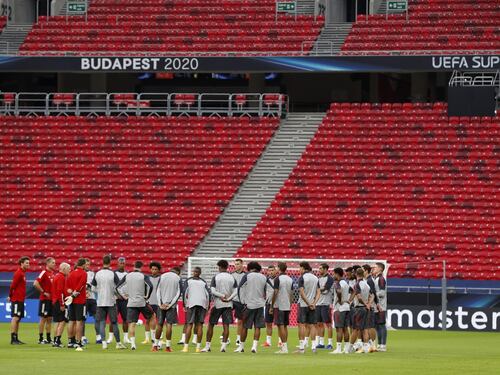 Supercoppa della paura a porte aperte. Tutti allo stadio nella Budapest infetta