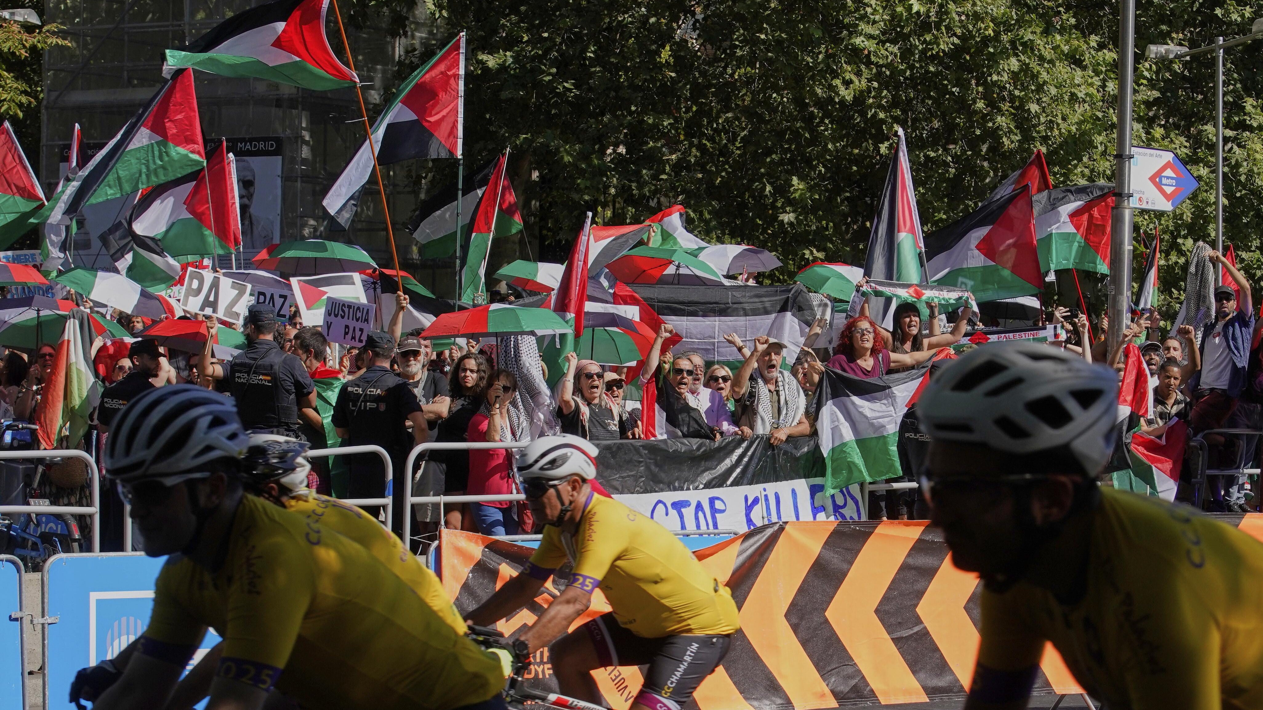 "Squadra nel mirino dei fanatici. Via Israel pure dalle maglie: è intollerabile colpire lo sport"