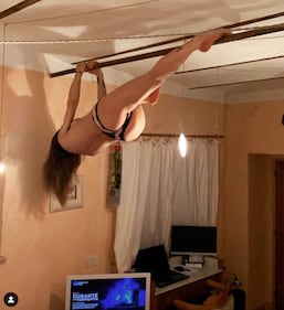 Naike Rivelli, spaccata nuda sul balcone 5