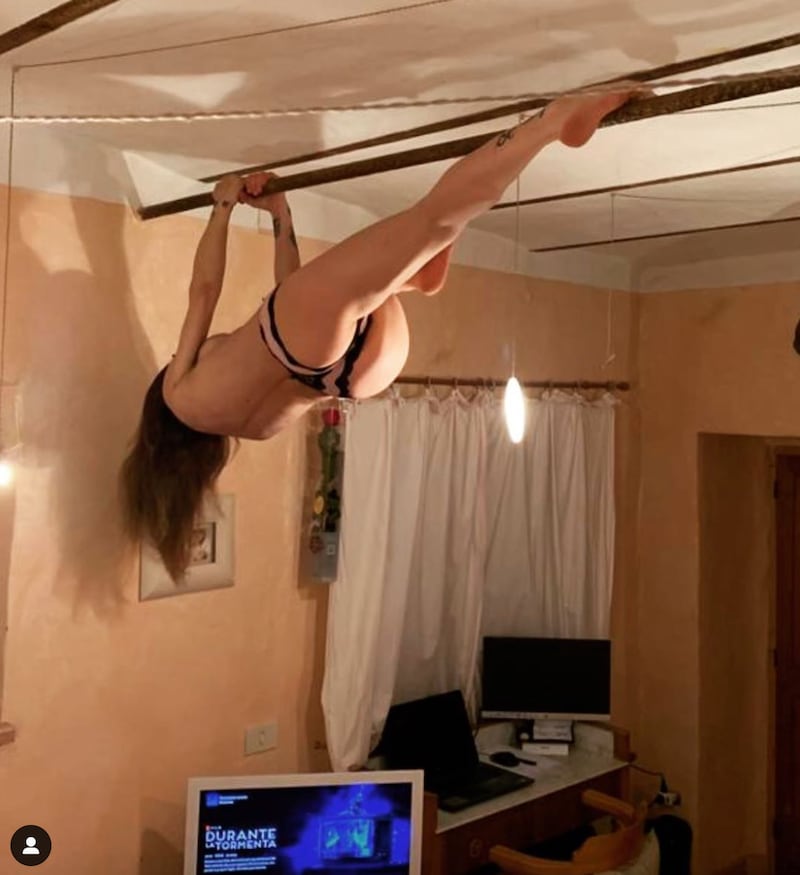 Naike Rivelli, spaccata nuda sul balcone 5