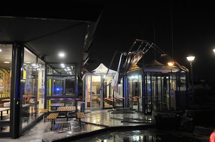 Crolla gazebo di McDonald's: un bimbo ferito 14