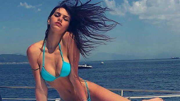 Antonella Fiordelisi sexy in barca: "Ho dei capelli stupendi"
