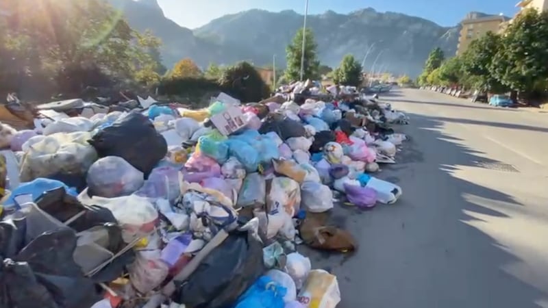 Palermo sommersa dai rifiuti: materassi e motorini in discarica 8