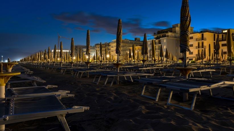 Stupro dell'orrore in spiaggia: tre immigrati minorenni su una 15enne