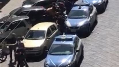 Assalto di un pitbull inferocito: il blitz degli agenti poi gli spari