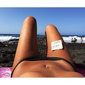 Sarah Nile: foto hot in spiaggia 10