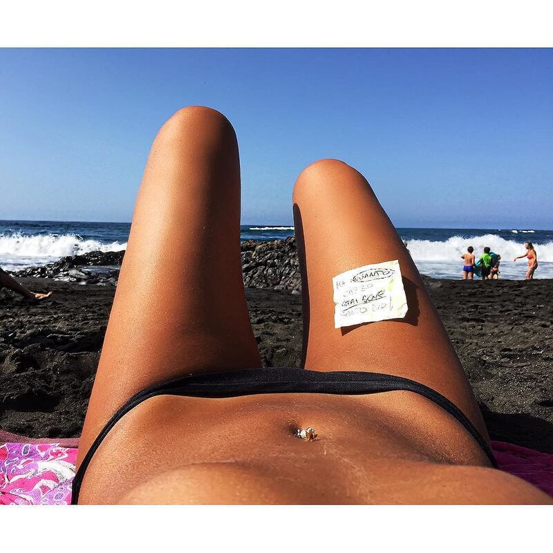 Sarah Nile: foto hot in spiaggia 10