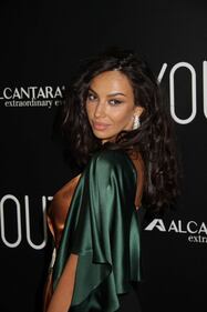 Madalina Ghenea, scollatura supersexy sul red carpet 11