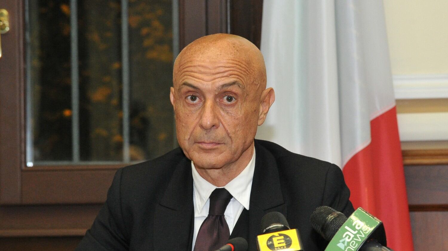 Mattarella: "Basta battute". E Minniti vola in Tunisia: "La nostra frontiera è qui"