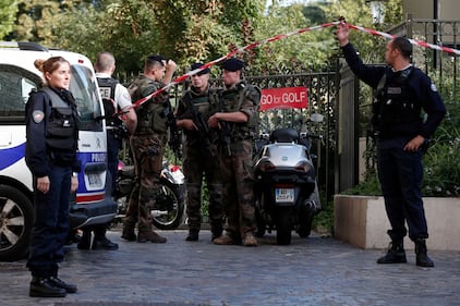 Parigi, auto travolge gruppo militari 12