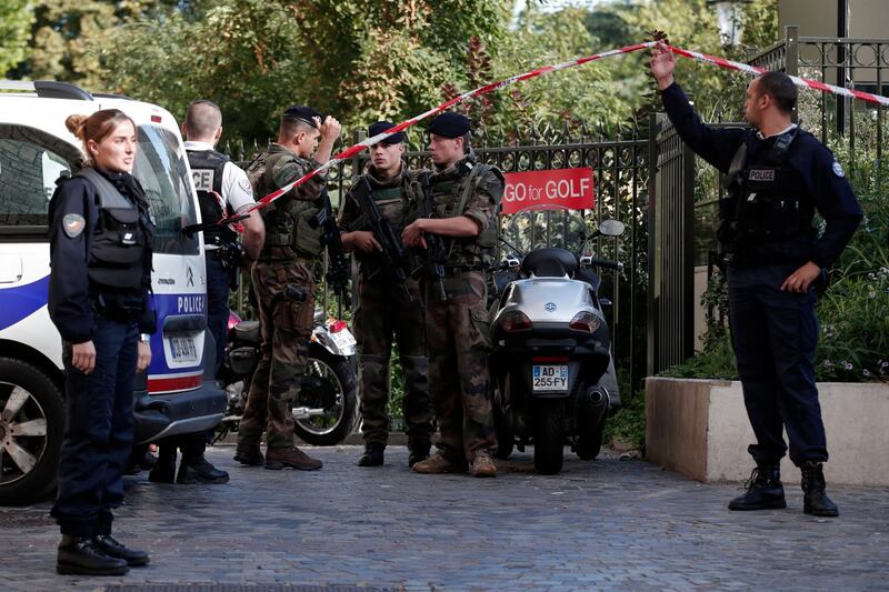 Parigi, auto travolge gruppo militari 12