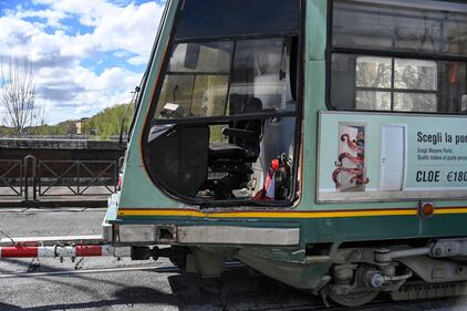 Paura per Immobile, si schianta contro un tram a Roma: le immagini dell'incidente 1