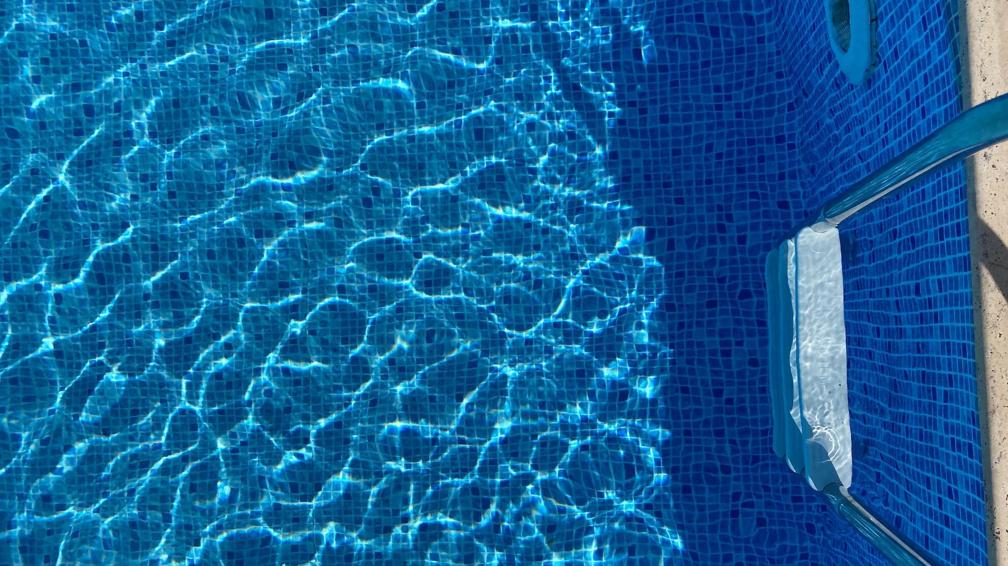 La babysitter cade in acqua con la bimba e muore