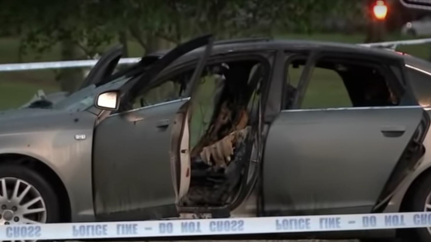 La sua auto è in fiamme con la figlia dentro. Il padre non prova a salvarla