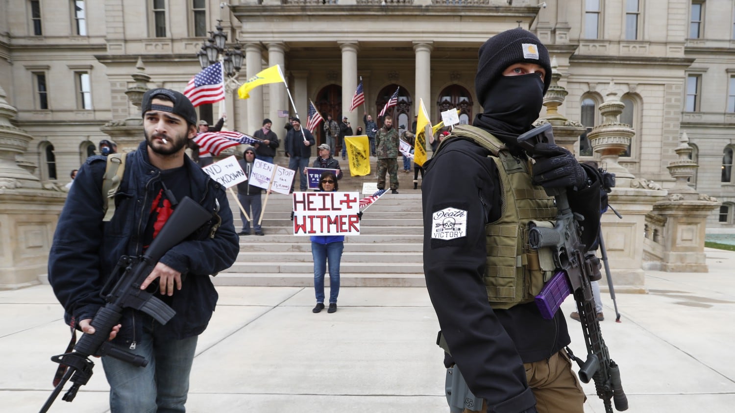 Michigan, manifestanti armati chiedono la riapertura dello stato