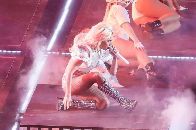 Lady Gaga sexy e glitterata al Super Bowl 5