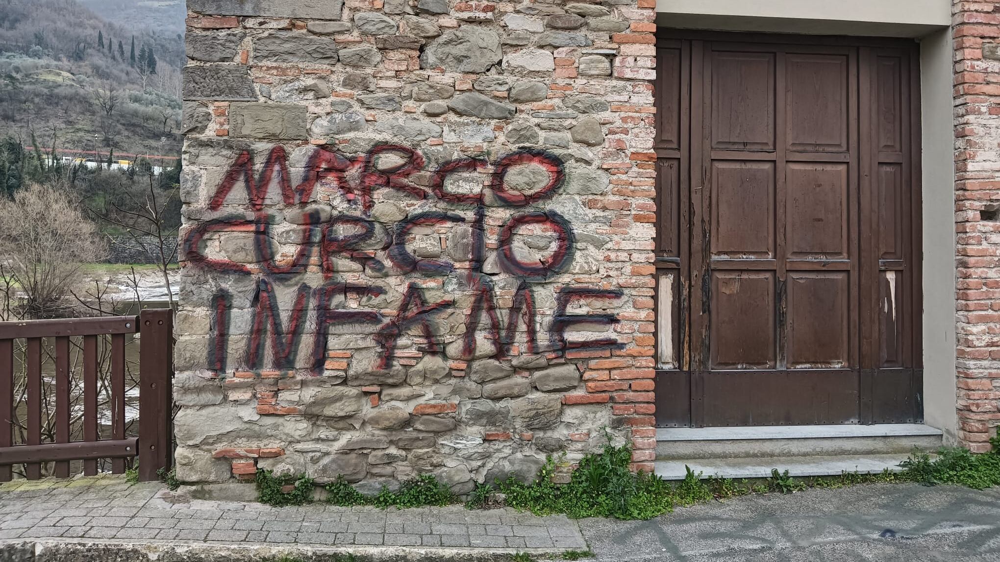 "Infame". Vandali imbrattano edificio storico per diffamare il capogruppo di Fratelli d'Italia