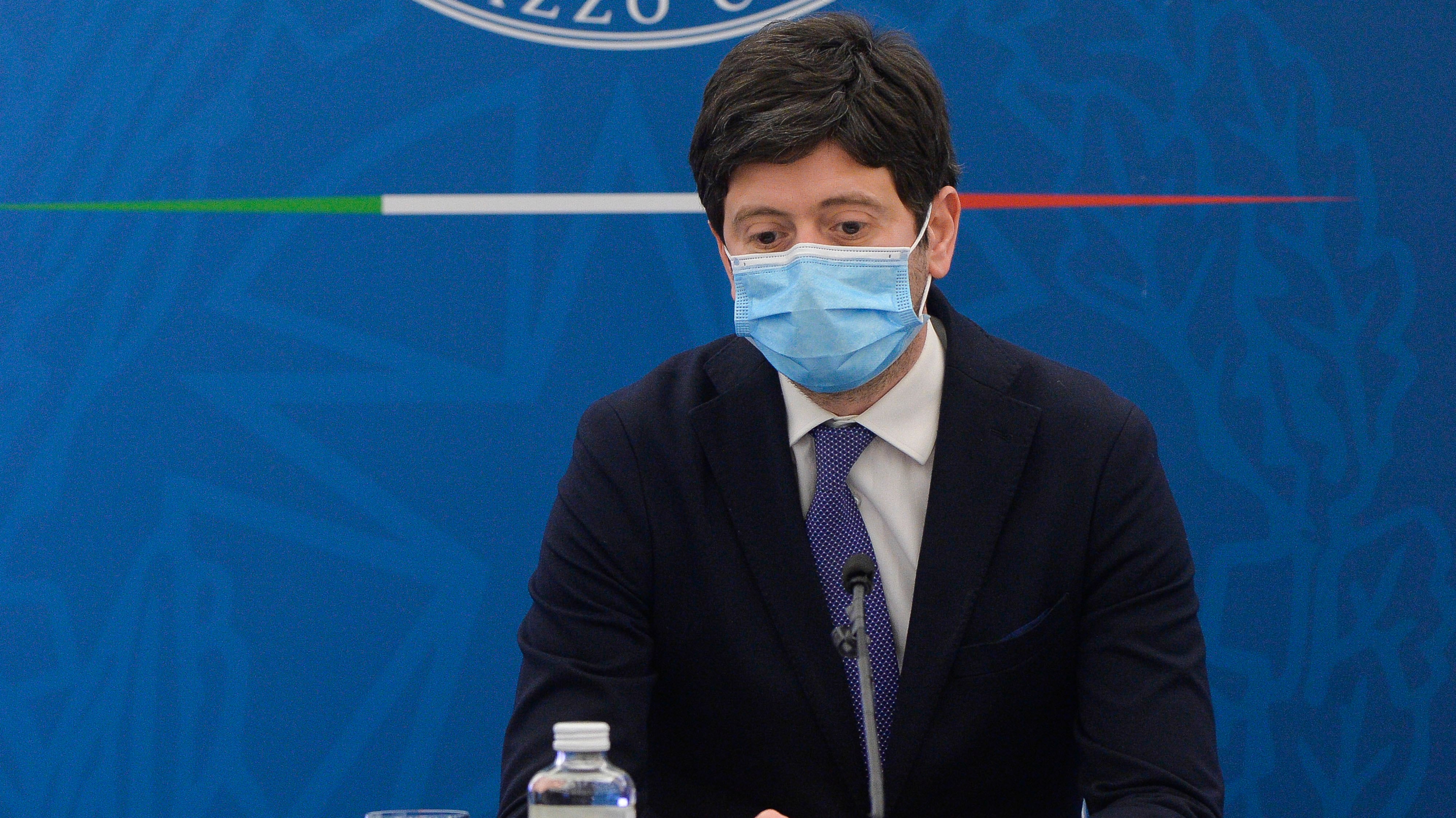 Speranza ci ripensa. Il freno ai viaggi: tamponi obbligatori e mini-quarantena