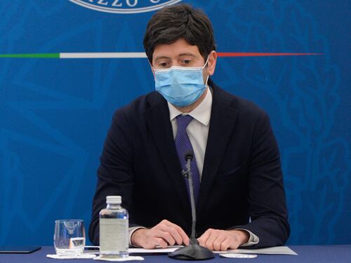 Speranza ci ripensa. Il freno ai viaggi: tamponi obbligatori e mini-quarantena