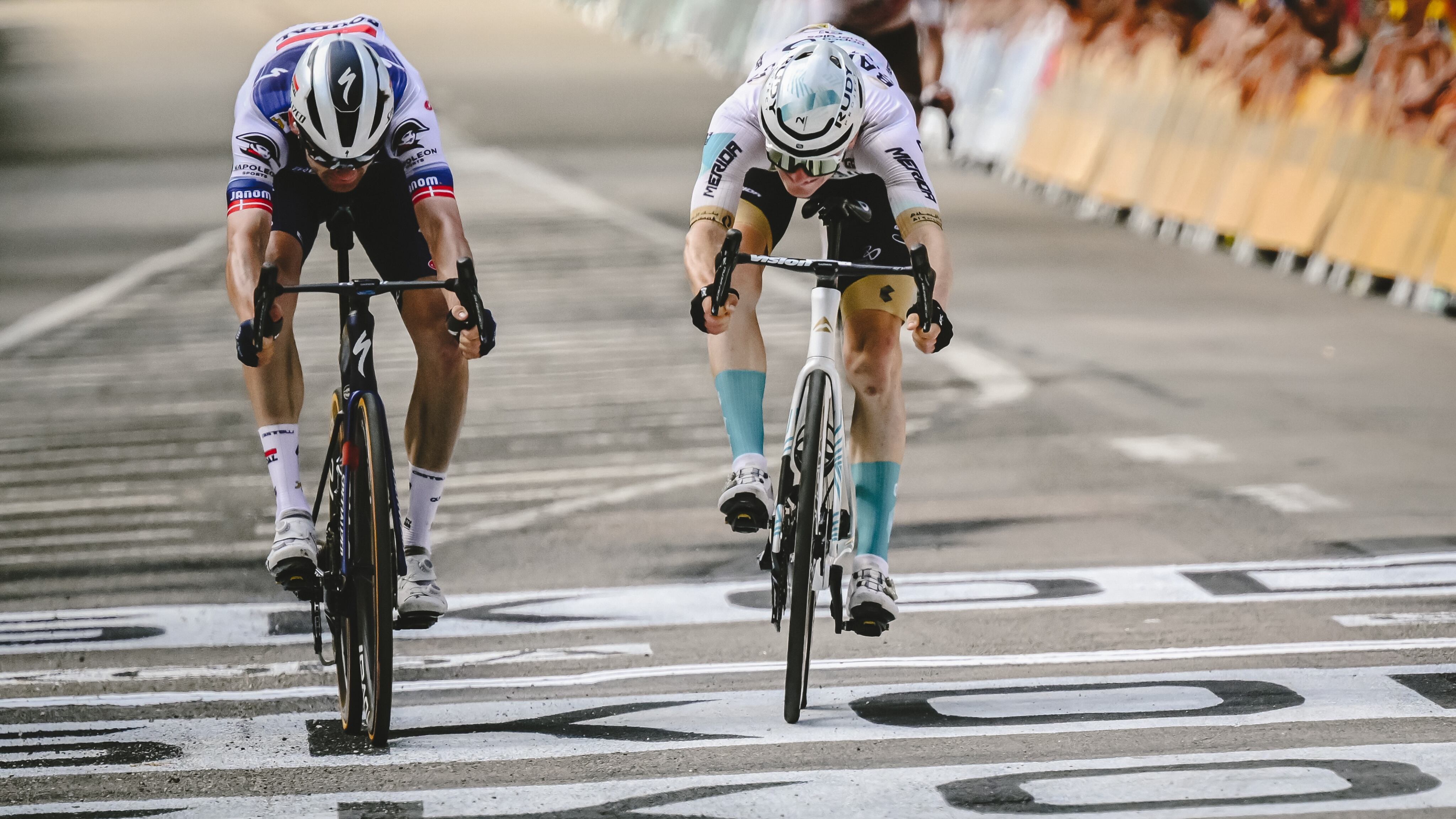 Tour, tappa e volata emozionante. Al fotofinish Mohoric beffa Asgreen